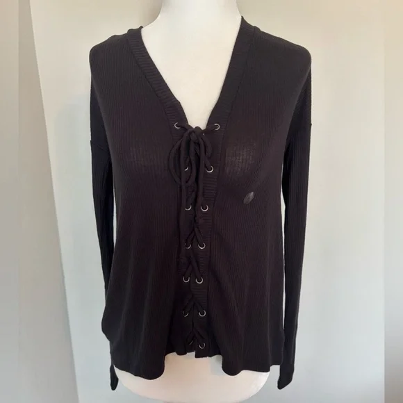 🆕 AEROPOSTALE Long Sleeve Solid Lace-Up V-Neck Tee In Black - Picture 4 of 8